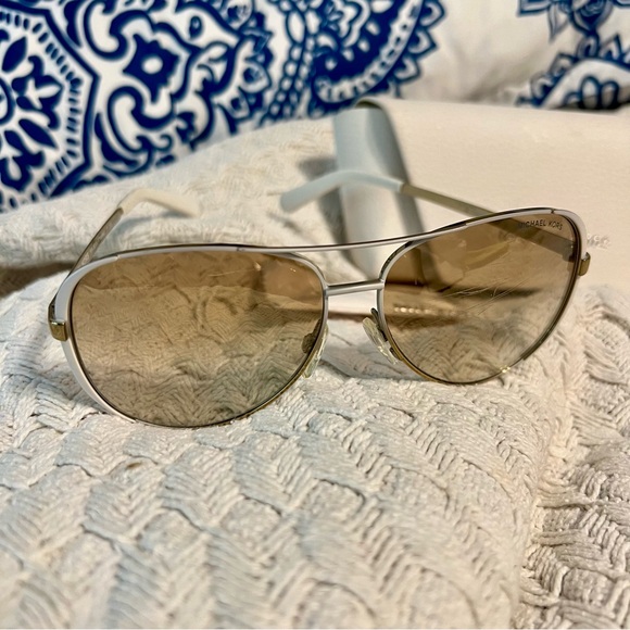 Michael Kors MK5004 Chelsea Sunglasses White & Tan Lenses w/ Case Gold Frame - Picture 4 of 13